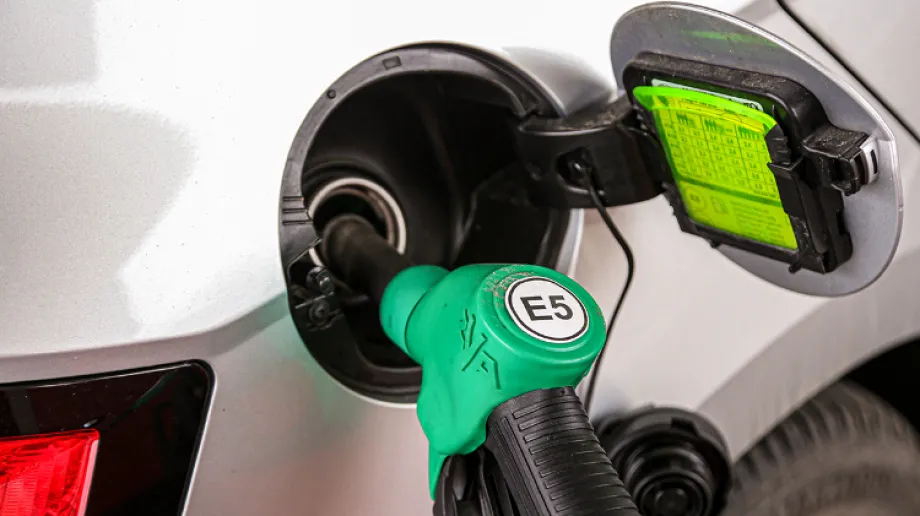 Nie przepłacaj za paliwo. Tankując do pełna, dzięki naszemu zestawieniu, możesz zaoszczędzić nawet kilkanaście złotych. Sprawdź aktualne