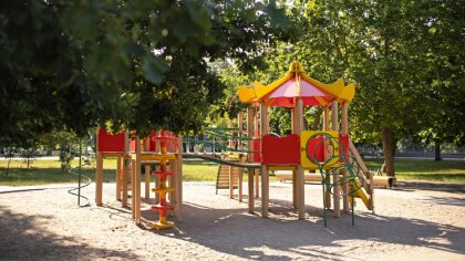 Ostrów Mazowiecka - Idąc z dzieckiem na plac zabaw, rodzice i opiekunowie bardzo