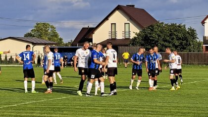 Ostrów Mazowiecka - Piłkarze z Ostrowi Mazowieckiej rozpoczęli spotkanie wyjazdo