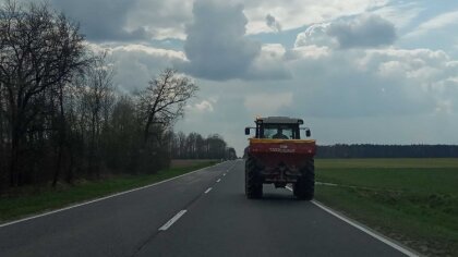Ostrów Mazowiecka - Kierowcy maszyn rolniczych pozostawiający na jezdni nawiezio
