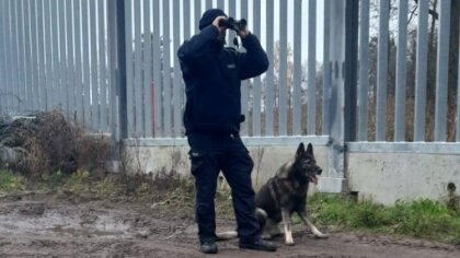 Ostrów Mazowiecka - Jeden z ostrowskich policjantów wraz z czworonożnym przewodn
