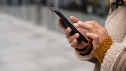 Ostrów Mazowiecka - Policjanci wciąż apelują, by być ostrożnym w kontaktach w si