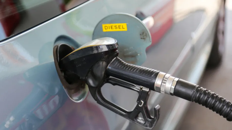 Nie przepłacaj za paliwo. Tankując do pełna, dzięki naszemu zestawieniu, możesz zaoszczędzić nawet kilkanaście złotych. Sprawdź aktualne 