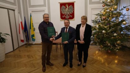 Ostrów Mazowiecka - We wtorek 12 grudnia burmistrz Jerzy Bauer podpisał umowę z 