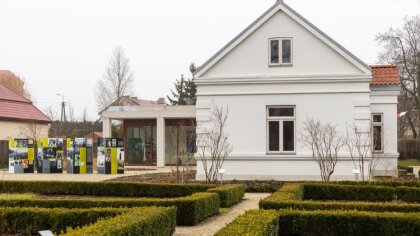 Ostrów Mazowiecka - W ogrodzie Muzeum Domu Rodziny Pileckich w Ostrowi Mazowieck