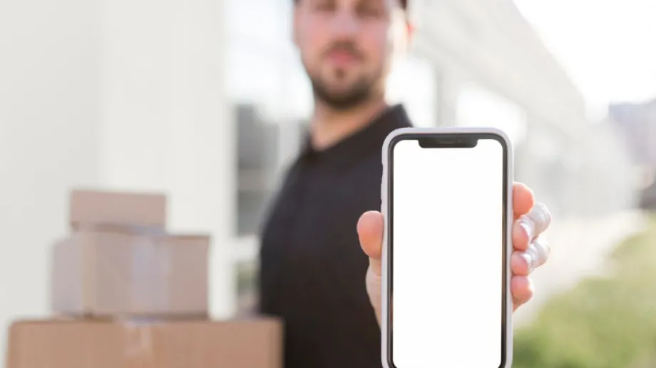 Komenda Główna Policji wraz z Ministerstwem Spraw Zagranicznych ostrzegają przed oszustami, którzy co raz częściej próbują wyłudzić pieni