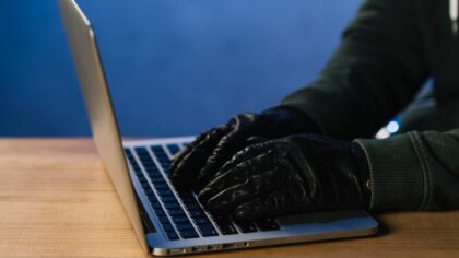 Ostrów Mazowiecka - Oszuści nie próżnują. Poprzez portal społecznościowy znaleźl