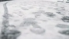 Zimowy poranek na drogach. Warto zachować ostrożność