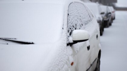 Ostrów Mazowiecka - Z powodu występujących opadów śniegu policjanci apelują do k