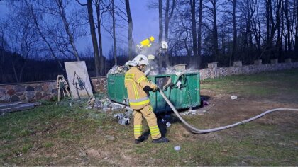 Ostrów Mazowiecka - Na cmentarzu parafialnym doszło do pożaru. Szybka reakcja st