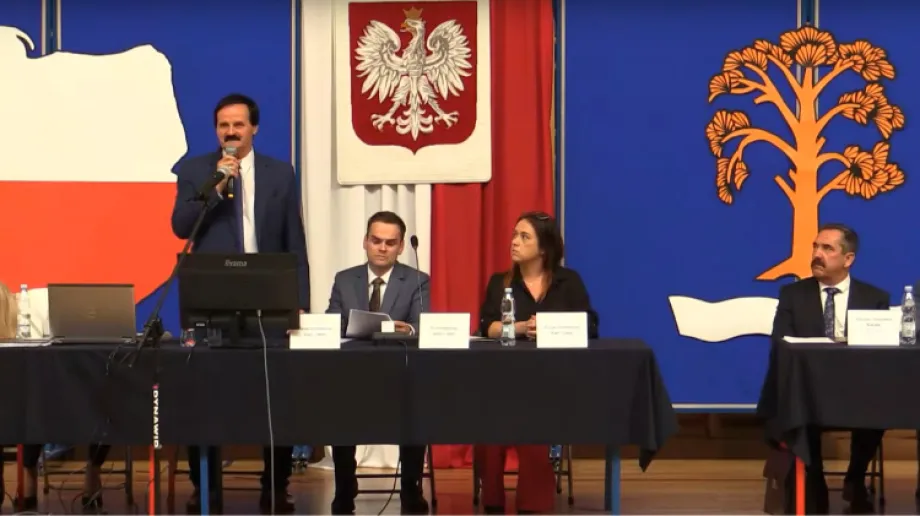 Fot. kadr z filmu Urząd Gminy w Małkini Górnej - I sesja Rady Gminy Małkinia Górna / YouTube