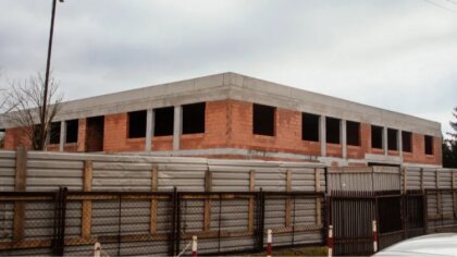 Ostrów Mazowiecka - Nowo powstająca szkoła i przedszkole przy ulicy Partyzantów,