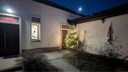 Ostrów Mazowiecka - Przed budynkiem Miejskiej Świetlicy Socjoterapeutycznej przy