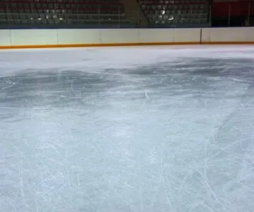 Sezon na lodowisku w Ostrowi Mazowieckiej dobiegł końca. Z powodu zmieniających 
