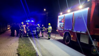 Ostrów Mazowiecka - Nocny pożar samochodu na DW 690 postawił na nogi strażaków i