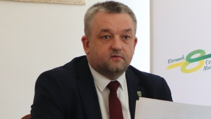 Ostrów Mazowiecka - Burmistrz Hubert Betlejewski podczas konferencji prasowej za