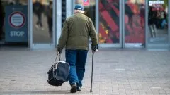 Senior błąkał się po ulicach miasta. Pomogła mu mieszkanka powiatu ostrowskiego