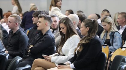 Ostrów Mazowiecka - Uczniowie klas maturalnych z Zespołu Szkół nr 1 w Ostrowi Ma