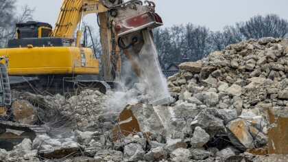 Ostrów Mazowiecka - Rozbiórki w Warszawie to proces złożony, który wymaga skrupu