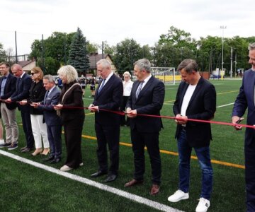 Ostrów Mazowiecka - Pokaz freestyle football, tłum gości i symboliczne przecięci