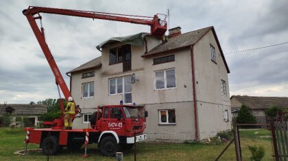Ostrów Mazowiecka - Silny wiatr uszkodził dach budynku mieszkalnego w miejscowoś