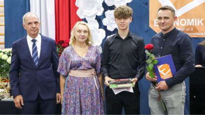 Ostrów Mazowiecka - Były brawa, wyróżnienia i ostatni dzwonek, który symboliczni