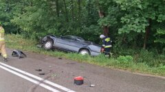 Ostrów Mazowiecka - Rozpędzone auto wypadło z drogi i z dużą siłą uder