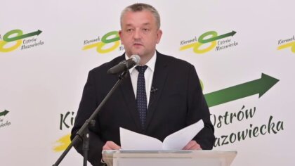 Ostrów Mazowiecka - Burmistrz Hubert Betlejewski podczas konferencji prasowej sz