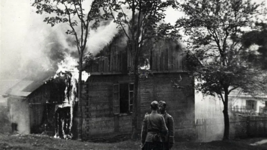 Fot. Płonący dom podczas pacyfikacji; autor nieznany. Zdjęcie ze zbiorów @MHPRL.