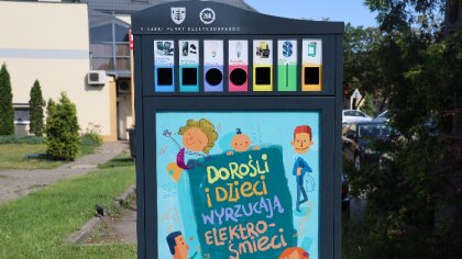 Ostrów Mazowiecka - Tuż obok ratusza, w sąsiedztwie bloku przy ul. 3 Maja 64, po