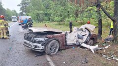 Ostrów Mazowiecka - Luksusowy Mercedes Maybach wypadł z drogi i roztrz