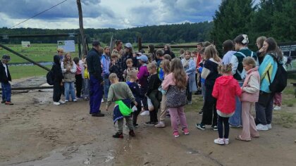 Ostrów Mazowiecka - Parasole, peleryny i śmiech pod chmurką. Choć deszcz próbowa