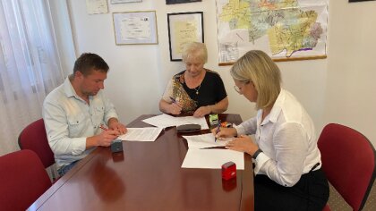 Ostrów Mazowiecka - Będą altanki, stoły, ławki i nowy garaż przy świetlicy. Mies