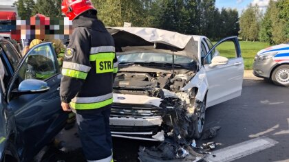 Ostrów Mazowiecka - Zderzenie dwóch samochodów osobowych na skrzyżowaniu w Chmie