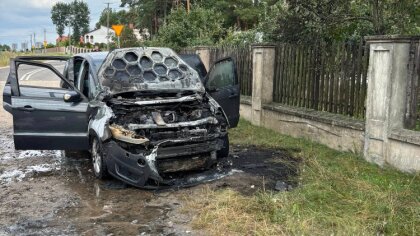 Ostrów Mazowiecka - Gęsty dym i płomienie wydobywające się spod maski zaalarmowa