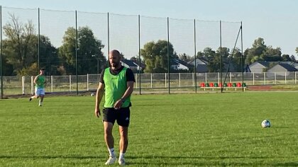 Ostrów Mazowiecka - Piłkarze Iskry Zaręby Kościelne, przygotowujący się do start