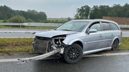 Ostrów Mazowiecka - Samochód osobowy zjechał z pasa ruchu i uderzył w bariery en