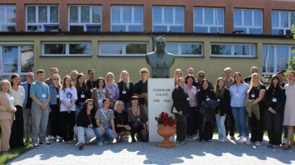 Ostrów Mazowiecka - Podpisy, uściski dłoni i radość uczniów. W Zespole Szkół im.