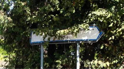 Ostrów Mazowiecka - Znak informujący o miejscu urodzenia Kardynała Stefana Wyszy