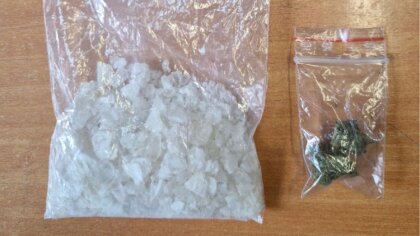 Ostrów Mazowiecka - Białe kryształy i zielono-brunatny susz znalezione w mieszka