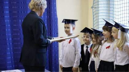 Ostrów Mazowiecka - Miały poważne miny, kolorowe birety na głowach i dumę wypisa