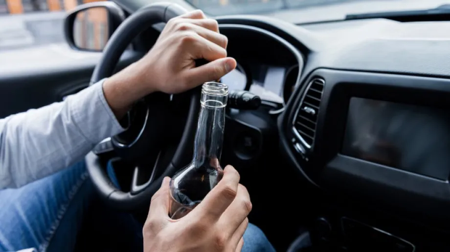 Poniedziałkowe popołudnie w Chmielewie zakończyło się poważnymi kłopotami 51-letniego mieszkańca powiatu ostrowskiego. Mężczyzna kierują