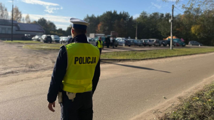 Ostrów Mazowiecka - Cmentarze pełne zniczy i ludzi, a drogi – patroli policyjnyc