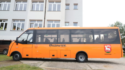 Ostrów Mazowiecka - Nowy, lśniący autobus już czeka na uczniów z gminy Brok. Gmi