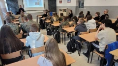 Profilaktyka uzależnień w ostrowskiej szkole. Policja i specjaliści ostrzegają młodzież (…