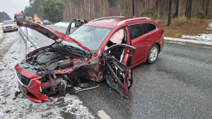 Ostrów Mazowiecka - Rozpędzona mazda nagle zjechała na przeciwny pas i zderzyła 
