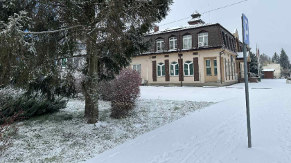 Ostrów Mazowiecka - Warstwa białego puchu pokryła ulice, dachy i samochody. Z ob