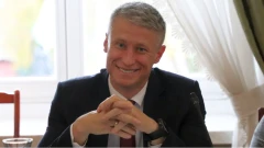 Trzeba naprawić znak drogowy, tabliczkę z nazwą ulicy oraz barierki na skrzyżowaniu ul. J…