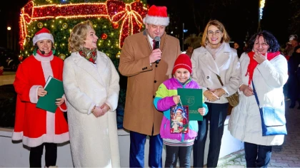 Ostrów Mazowiecka - Zapalenie miejskiej choinki przed ratuszem w Ostrowi Mazowie