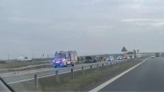 Iveco wbiło się w BMW. Mężczyzna, który stał przy aucie trafił do szpitala (zdjęcia)